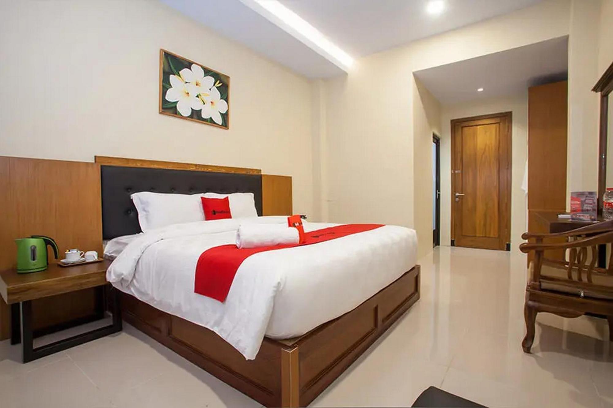 Reddoorz Premium @ Jalan Cengkeh Malang Hotel Exterior photo